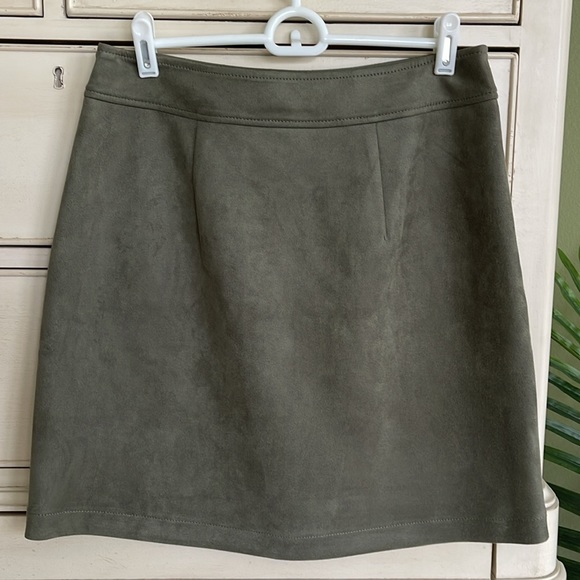 Loft Green micro suede above the knee skirt. Size 4 - Picture 2 of 7